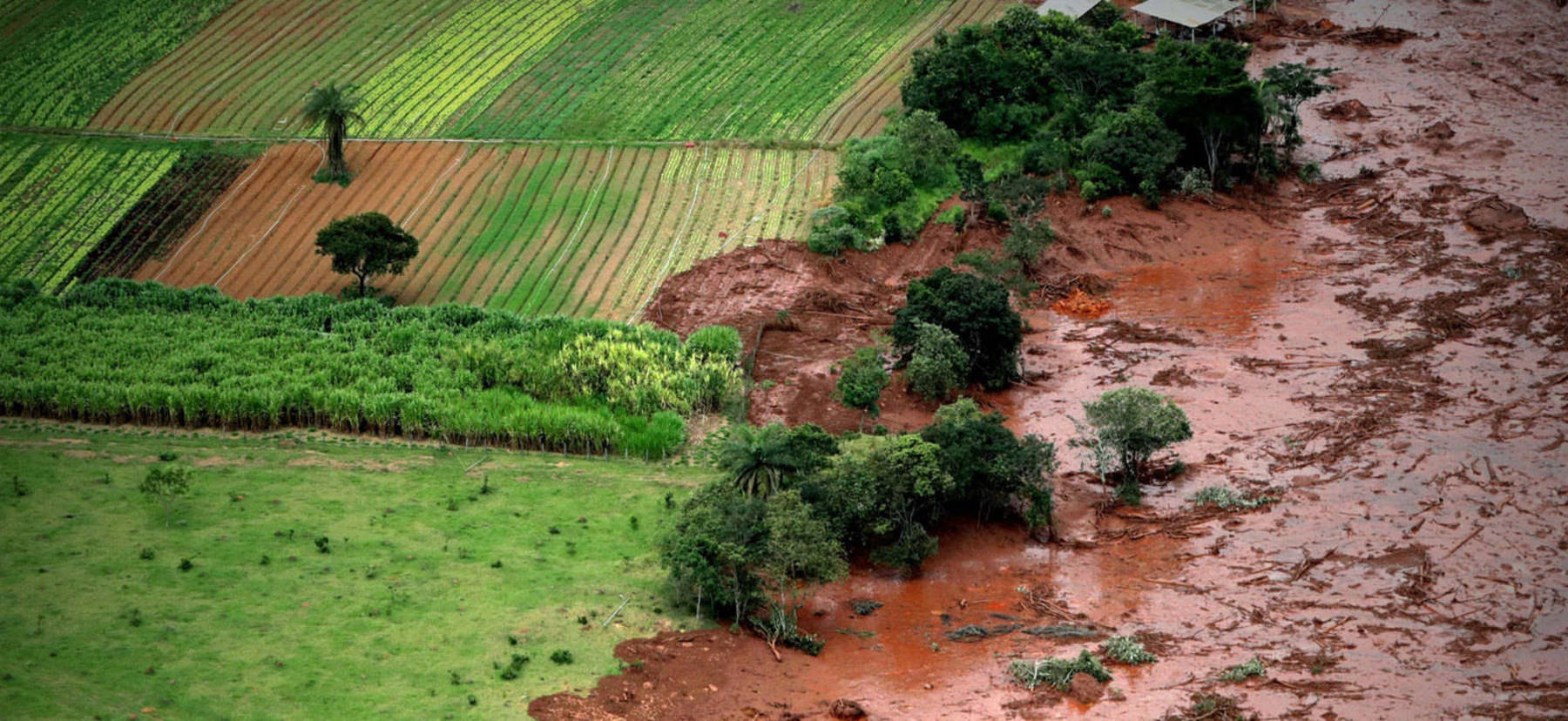 Imagem mostra a barragem de Brumadinho que arrebentou