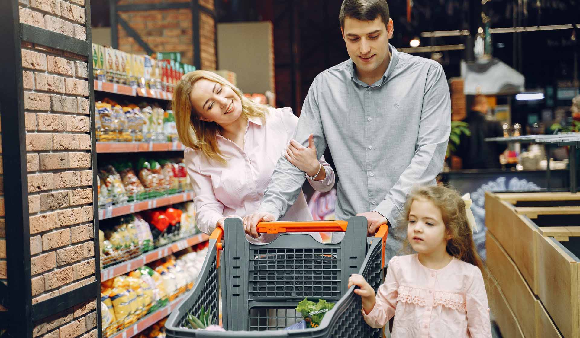 Imagem mostra consumidor fazendo compras e pensando no direito do consumidor