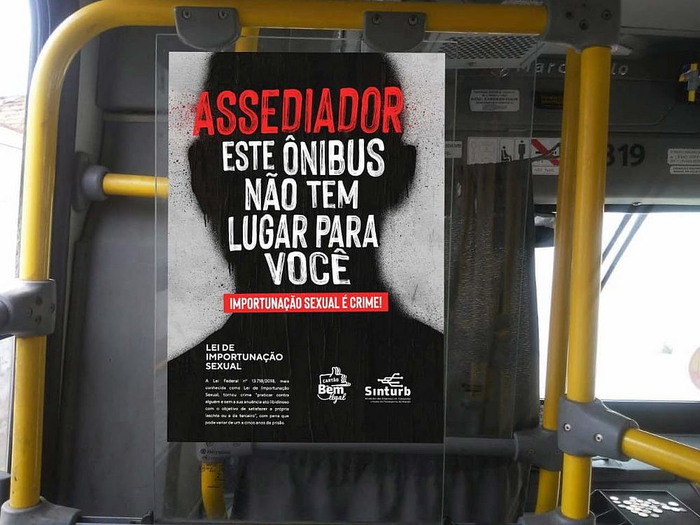 Imagem mostra campanha contra a importunação sexual dentro de ônibus