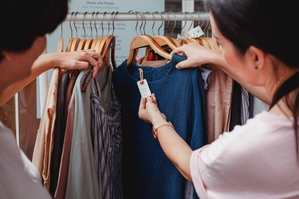 Imagem mostra mulher olhando preço de produtos