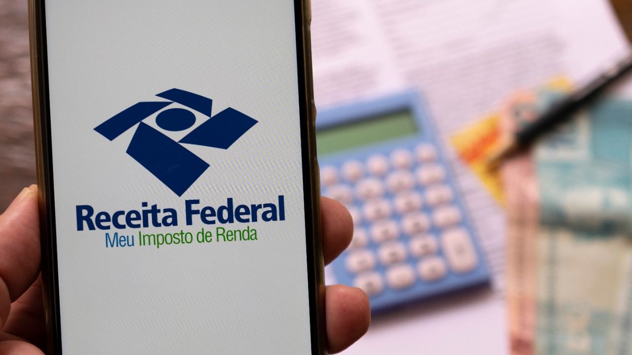 Imagem com a logo da Receita Federal